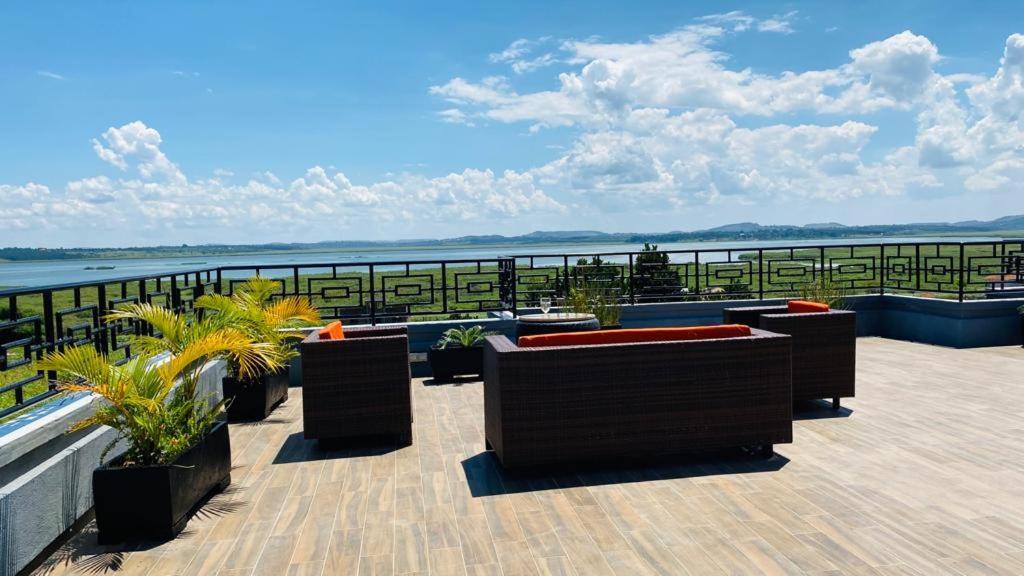 Hotel Nimaro Courts Entebbe Exterior foto