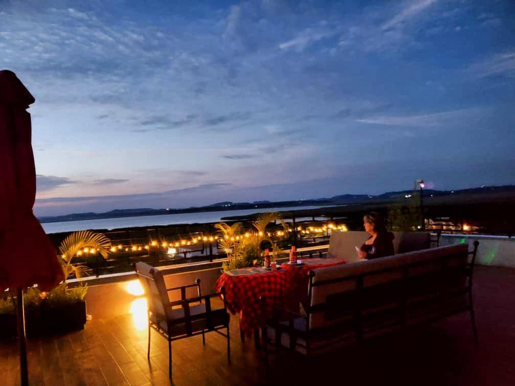 Hotel Nimaro Courts Entebbe Exterior foto