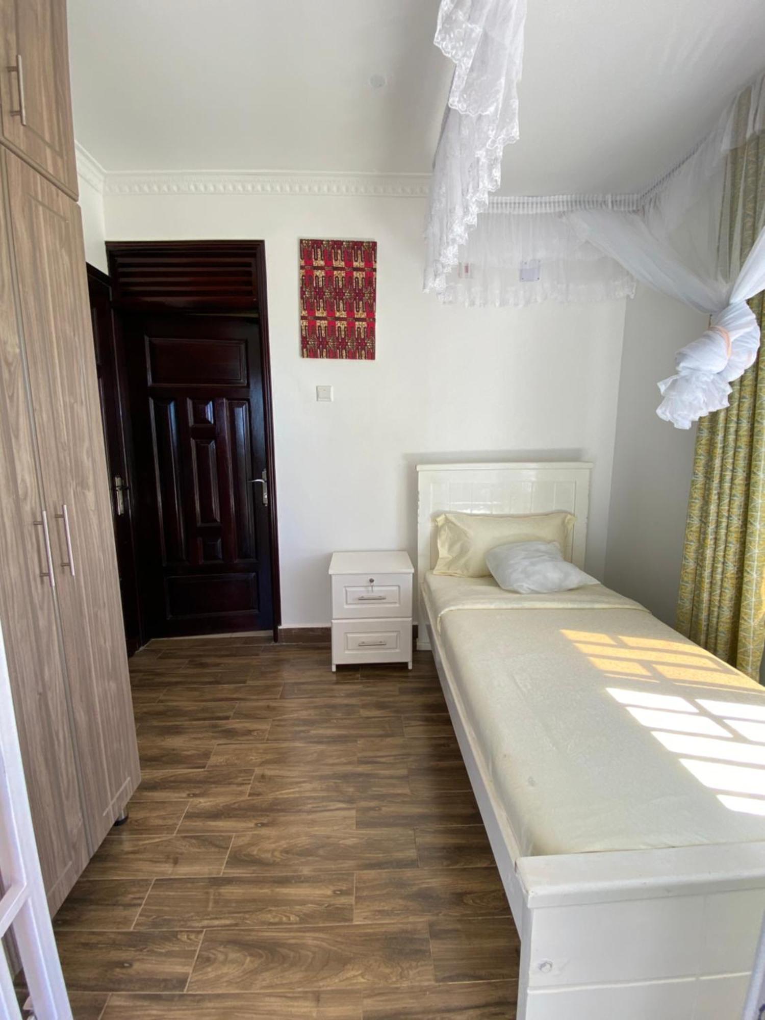 Hotel Nimaro Courts Entebbe Exterior foto