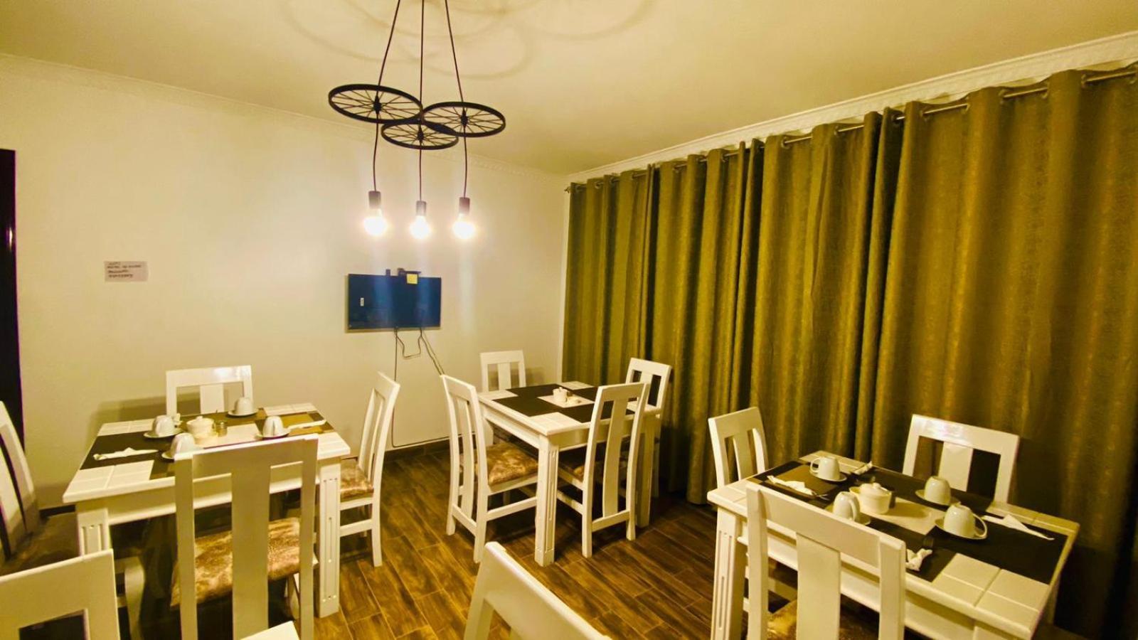 Hotel Nimaro Courts Entebbe Exterior foto